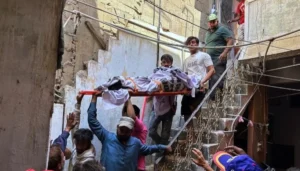 রমজানের প্রথম দিনই করাচিতে বিশাল বিস্ফোরনে মৃত্যু ১৬ জনের, যার মধ্যে ৯ জন শিশু